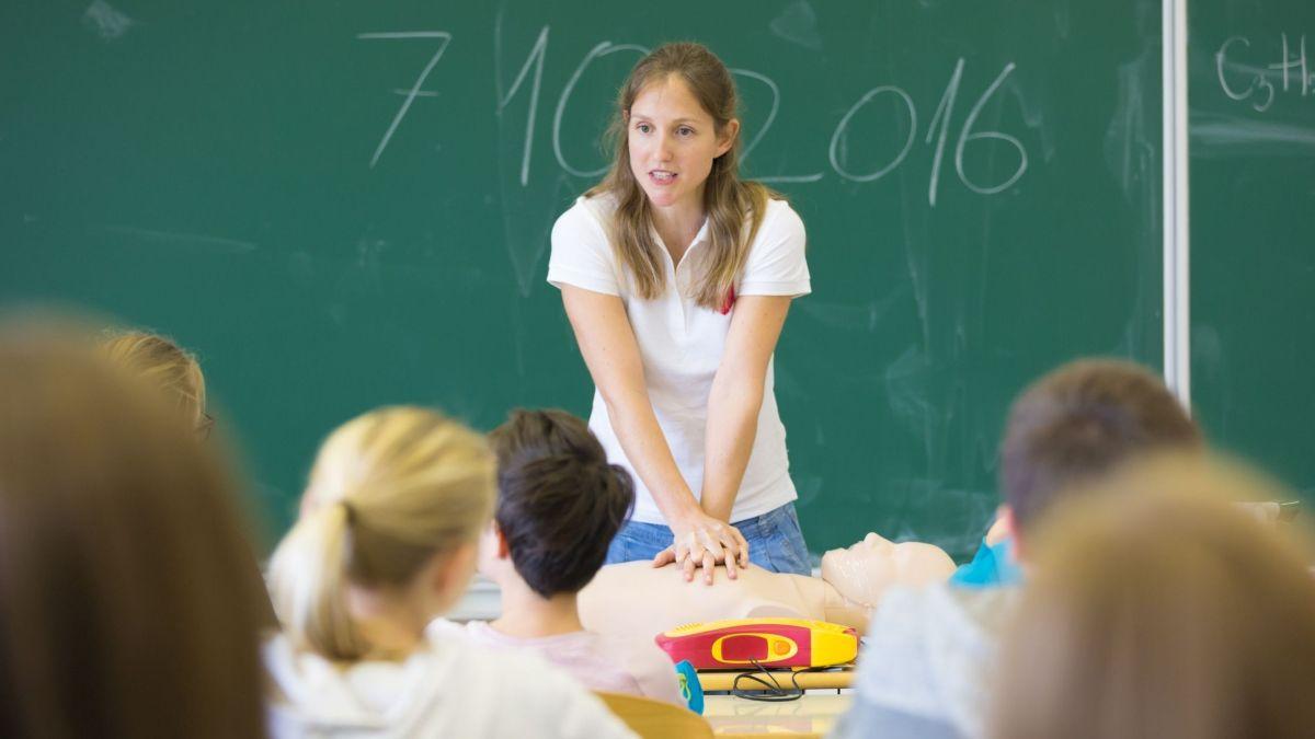 Teaching first aid in schools